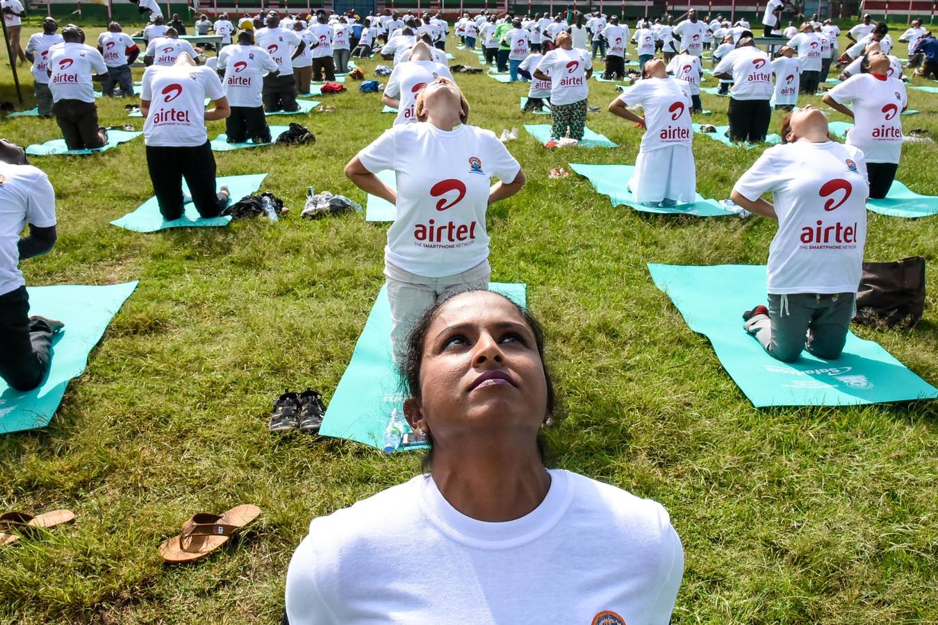 Un gran número de personas participa en la 6ª edición del Día del Yoga Los entusiastas del yoga de todo del mundo celebran este día practicando ejercicios y sesiones de respiración al aire libre para descubrir sus beneficios.