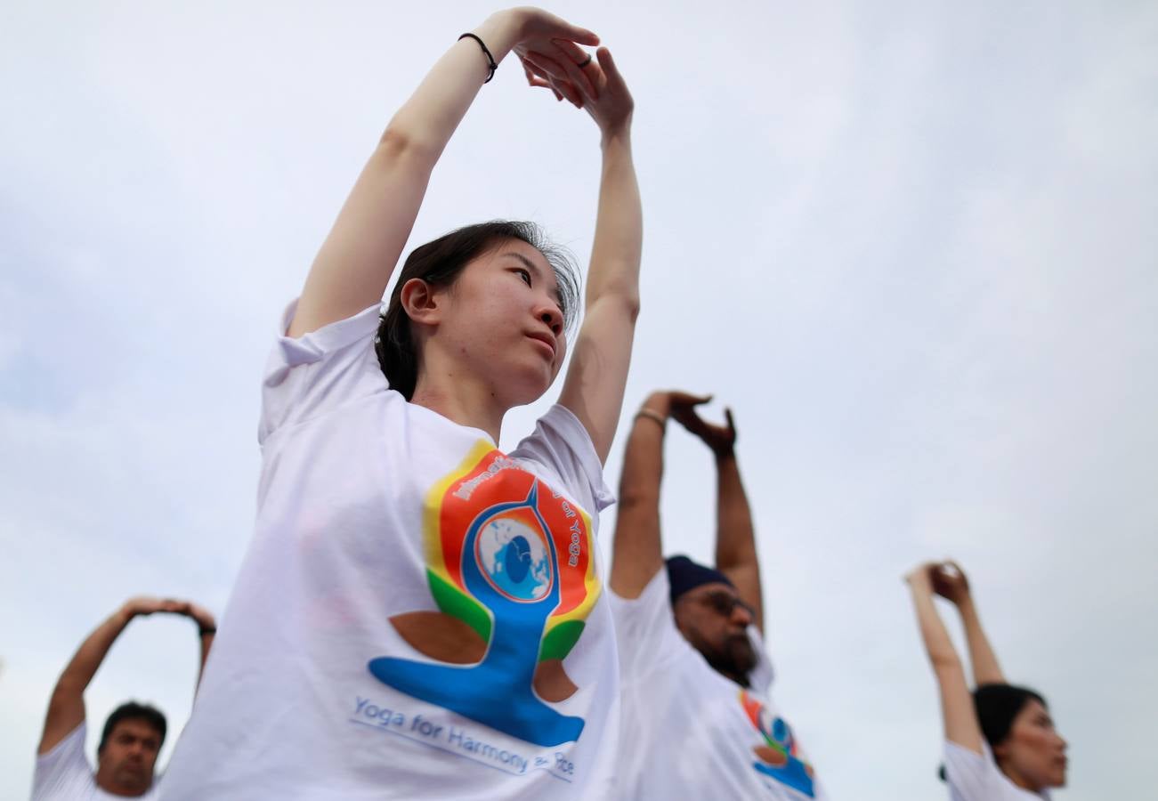 Un gran número de personas participa en la 6ª edición del Día del Yoga Los entusiastas del yoga de todo del mundo celebran este día practicando ejercicios y sesiones de respiración al aire libre para descubrir sus beneficios.