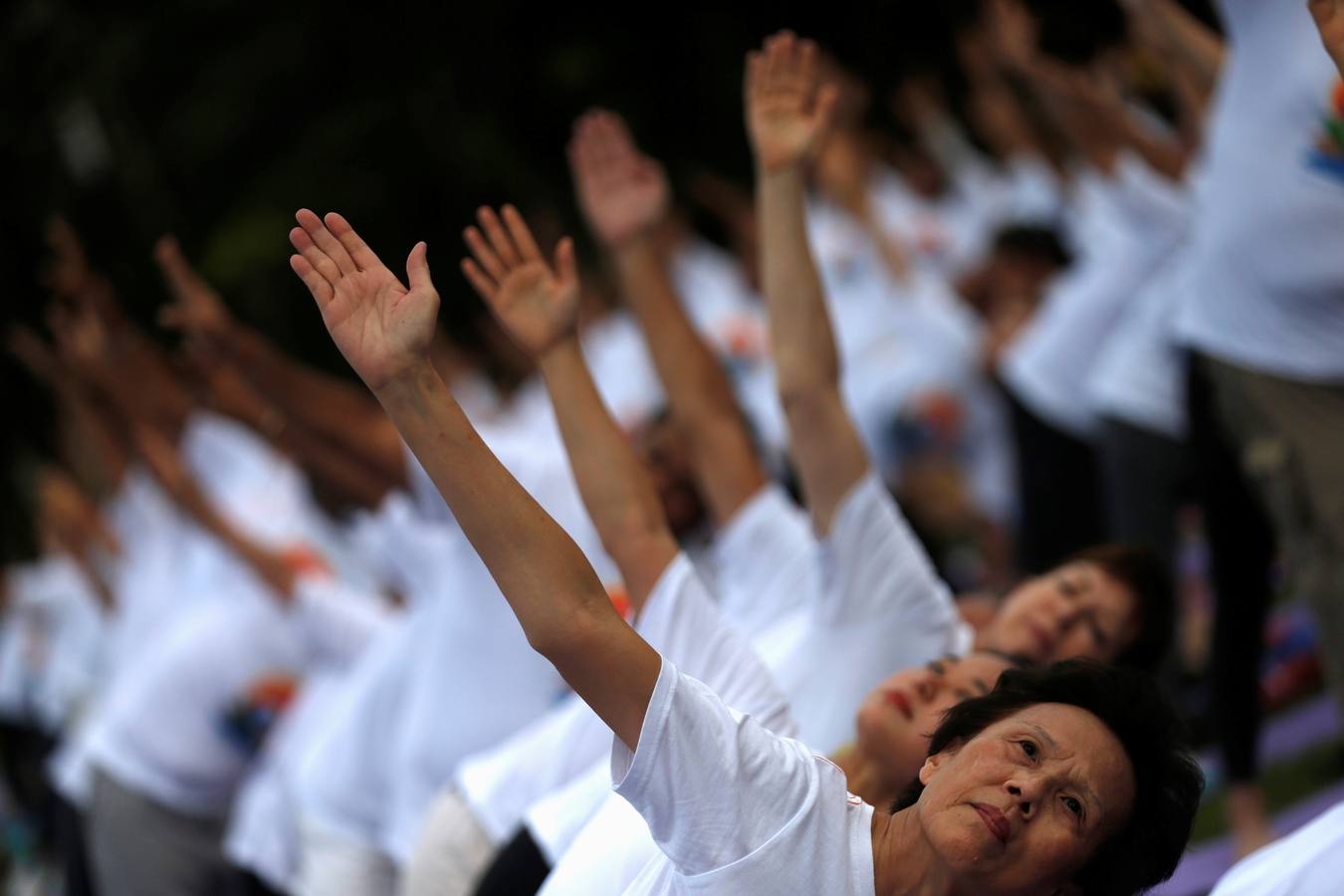 Un gran número de personas participa en la 6ª edición del Día del Yoga Los entusiastas del yoga de todo del mundo celebran este día practicando ejercicios y sesiones de respiración al aire libre para descubrir sus beneficios.