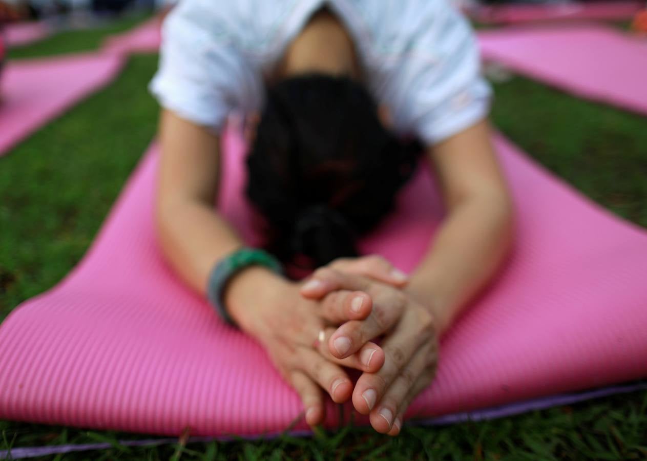 Un gran número de personas participa en la 6ª edición del Día del Yoga Los entusiastas del yoga de todo del mundo celebran este día practicando ejercicios y sesiones de respiración al aire libre para descubrir sus beneficios.