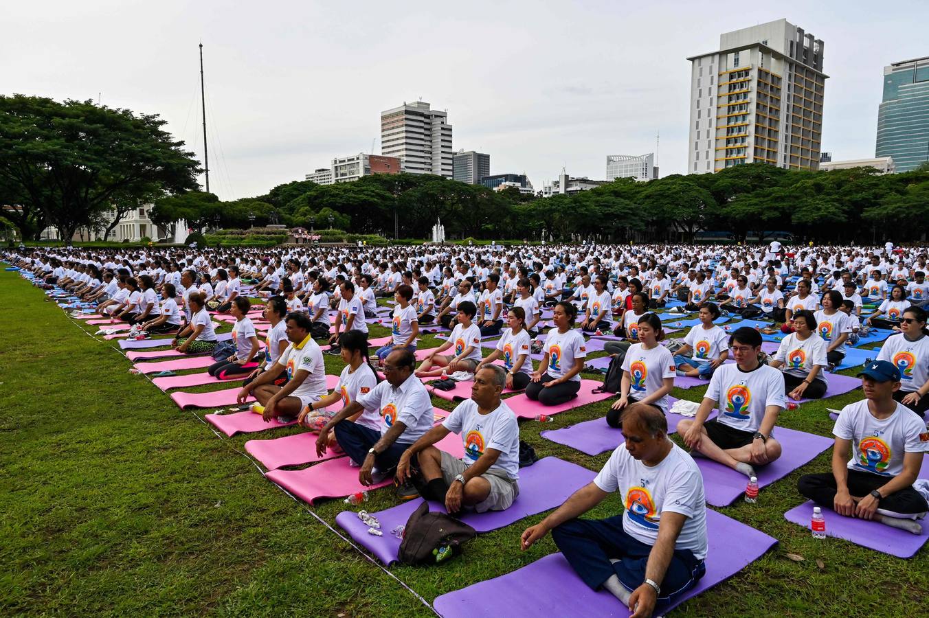 Un gran número de personas participa en la 6ª edición del Día del Yoga Los entusiastas del yoga de todo del mundo celebran este día practicando ejercicios y sesiones de respiración al aire libre para descubrir sus beneficios.