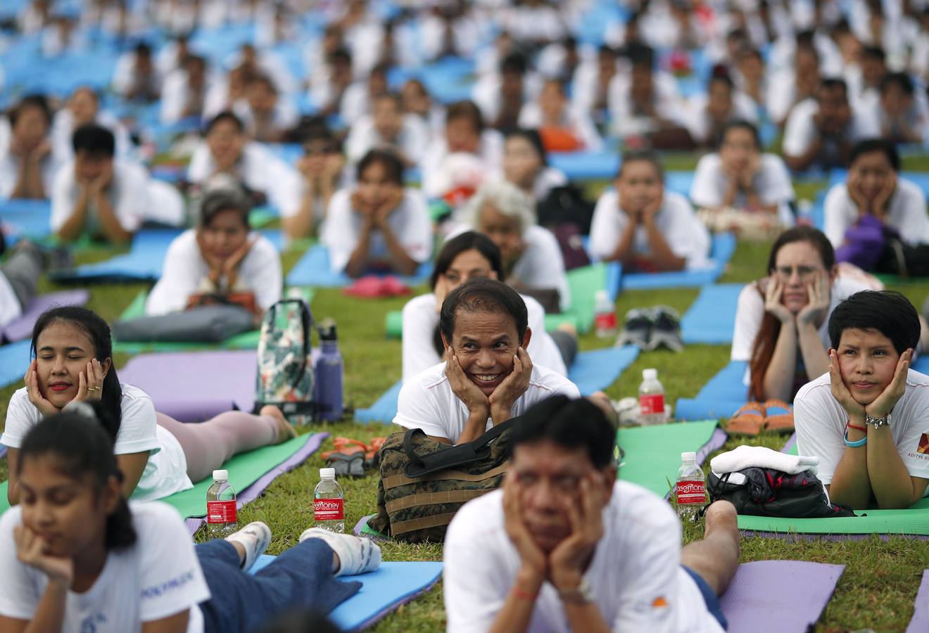 Un gran número de personas participa en la 6ª edición del Día del Yoga Los entusiastas del yoga de todo del mundo celebran este día practicando ejercicios y sesiones de respiración al aire libre para descubrir sus beneficios.