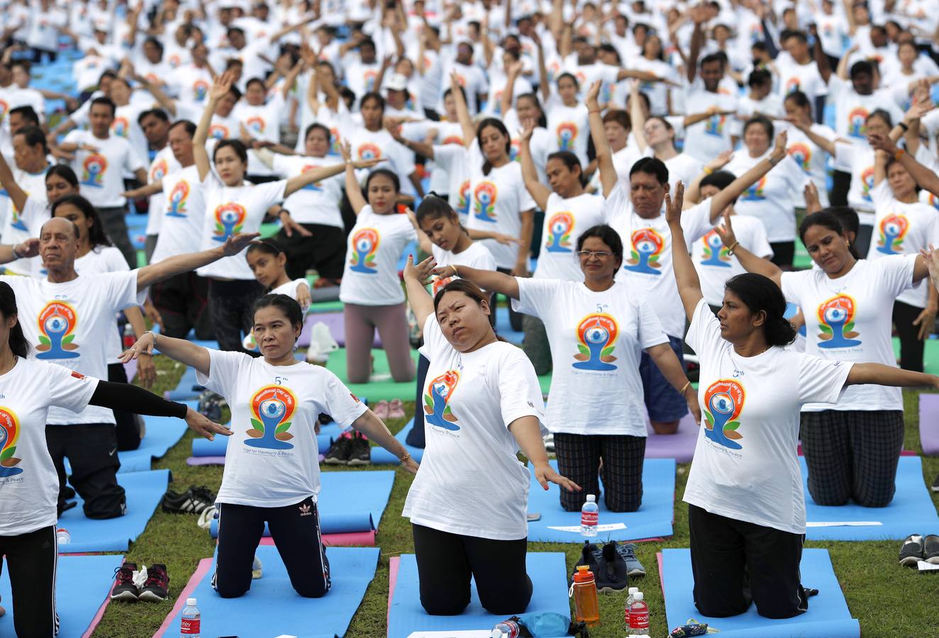 Un gran número de personas participa en la 6ª edición del Día del Yoga Los entusiastas del yoga de todo del mundo celebran este día practicando ejercicios y sesiones de respiración al aire libre para descubrir sus beneficios.