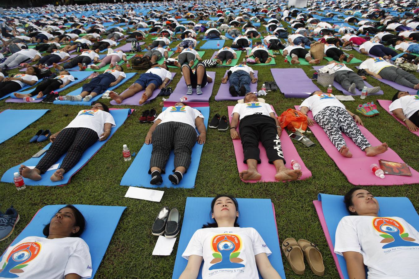 Un gran número de personas participa en la 6ª edición del Día del Yoga Los entusiastas del yoga de todo del mundo celebran este día practicando ejercicios y sesiones de respiración al aire libre para descubrir sus beneficios.