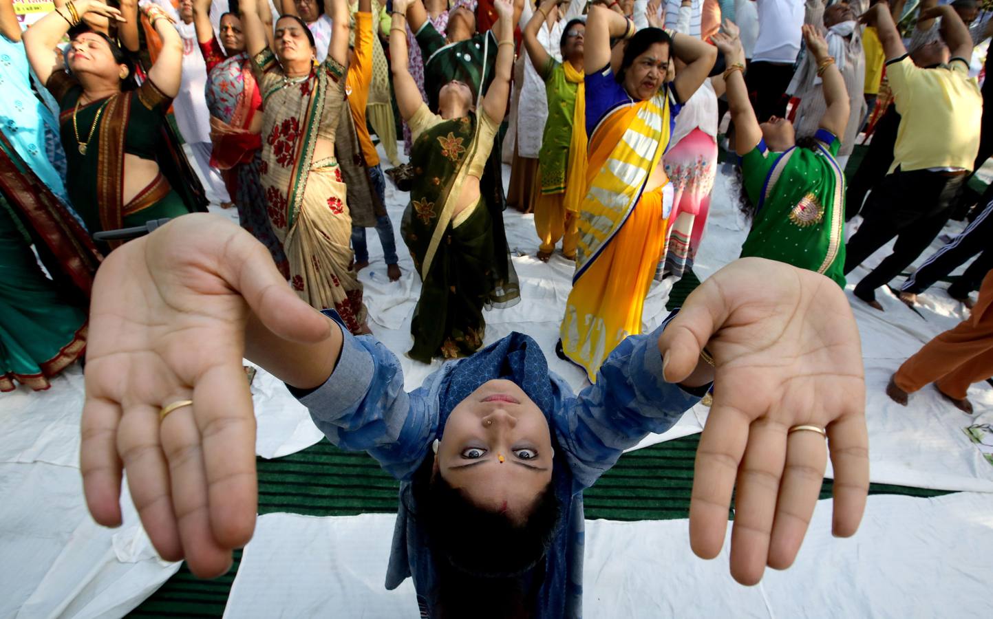 Un gran número de personas participa en la 6ª edición del Día del Yoga Los entusiastas del yoga de todo del mundo celebran este día practicando ejercicios y sesiones de respiración al aire libre para descubrir sus beneficios.