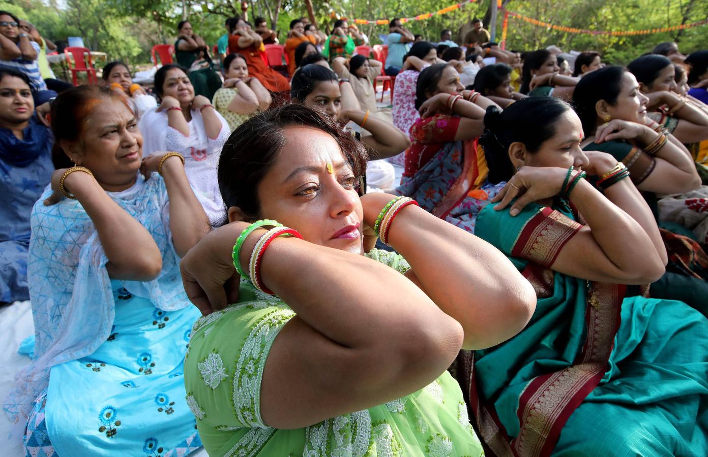 Un gran número de personas participa en la 6ª edición del Día del Yoga Los entusiastas del yoga de todo del mundo celebran este día practicando ejercicios y sesiones de respiración al aire libre para descubrir sus beneficios.