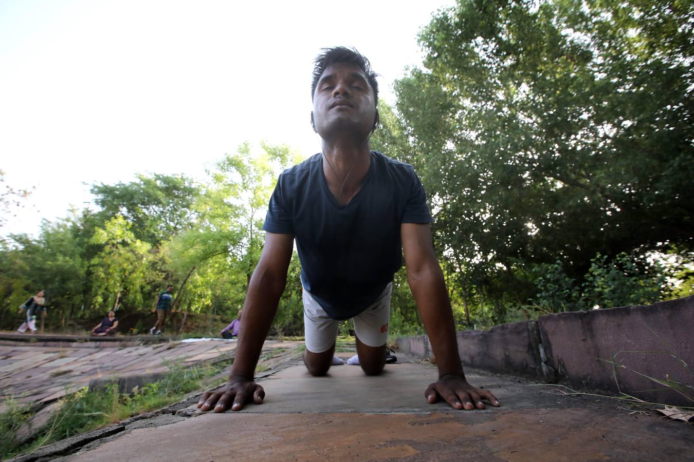 Un gran número de personas participa en la 6ª edición del Día del Yoga Los entusiastas del yoga de todo del mundo celebran este día practicando ejercicios y sesiones de respiración al aire libre para descubrir sus beneficios.