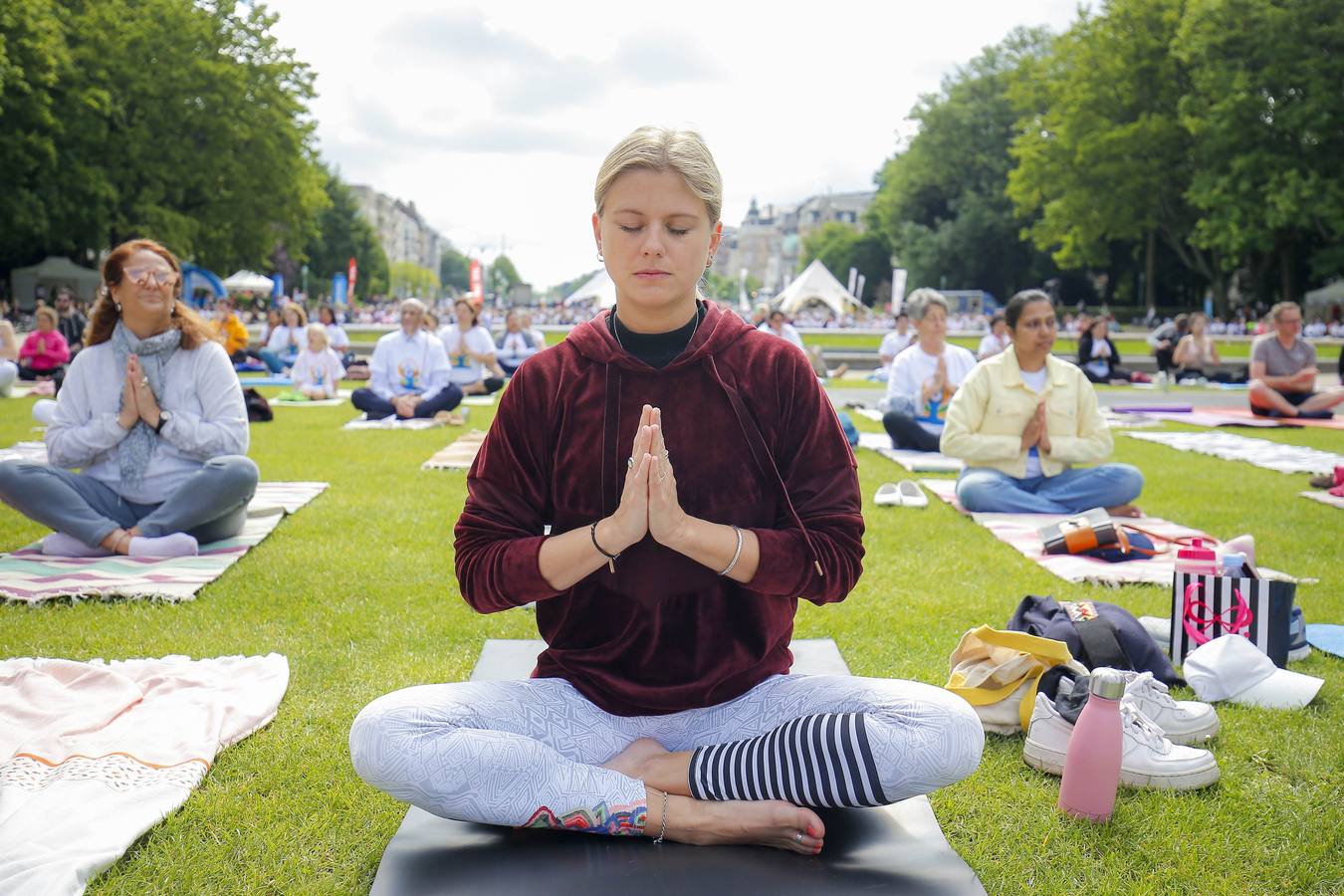 Un gran número de personas participa en la 6ª edición del Día del Yoga Los entusiastas del yoga de todo del mundo celebran este día practicando ejercicios y sesiones de respiración al aire libre para descubrir sus beneficios.