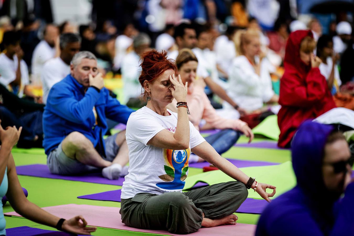 Un gran número de personas participa en la 6ª edición del Día del Yoga Los entusiastas del yoga de todo del mundo celebran este día practicando ejercicios y sesiones de respiración al aire libre para descubrir sus beneficios.