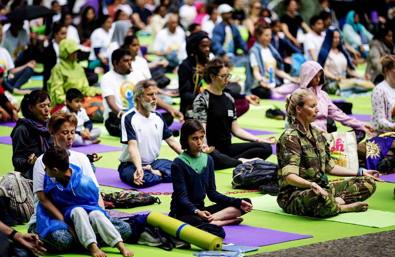 Un gran número de personas participa en la 6ª edición del Día del Yoga Los entusiastas del yoga de todo del mundo celebran este día practicando ejercicios y sesiones de respiración al aire libre para descubrir sus beneficios.