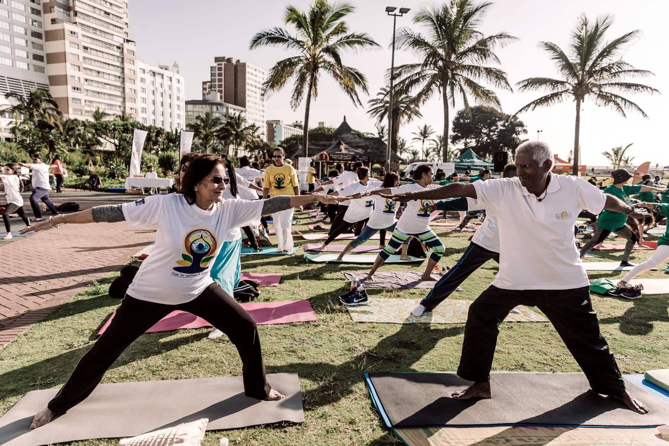 Un gran número de personas participa en la 6ª edición del Día del Yoga Los entusiastas del yoga de todo del mundo celebran este día practicando ejercicios y sesiones de respiración al aire libre para descubrir sus beneficios.