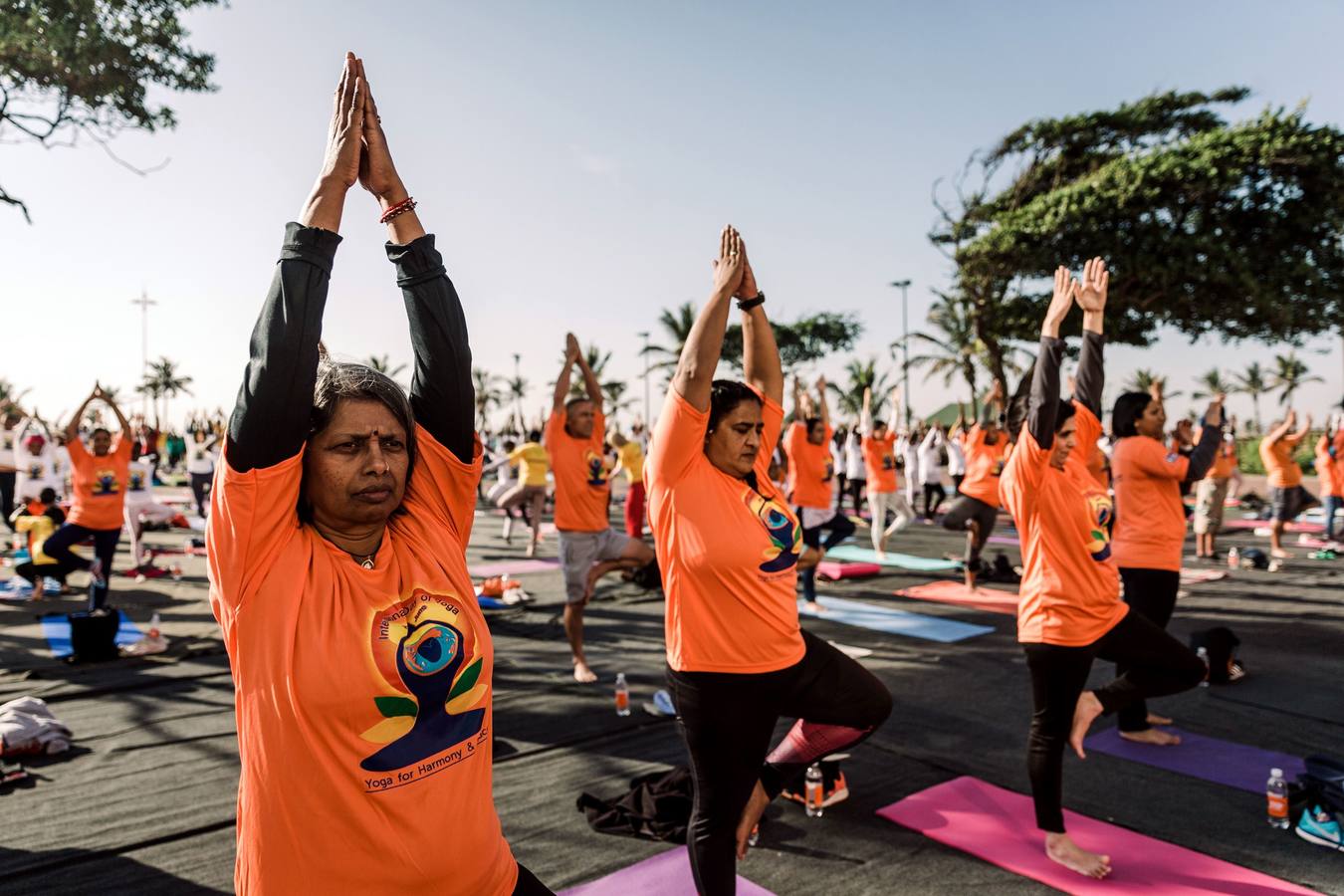 Un gran número de personas participa en la 6ª edición del Día del Yoga Los entusiastas del yoga de todo del mundo celebran este día practicando ejercicios y sesiones de respiración al aire libre para descubrir sus beneficios.