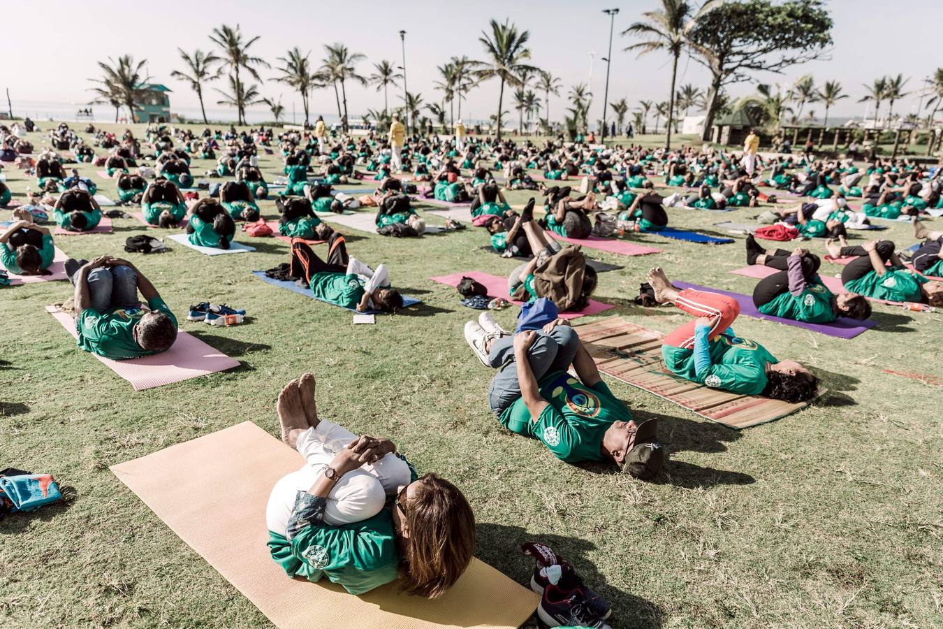 Un gran número de personas participa en la 6ª edición del Día del Yoga Los entusiastas del yoga de todo del mundo celebran este día practicando ejercicios y sesiones de respiración al aire libre para descubrir sus beneficios.