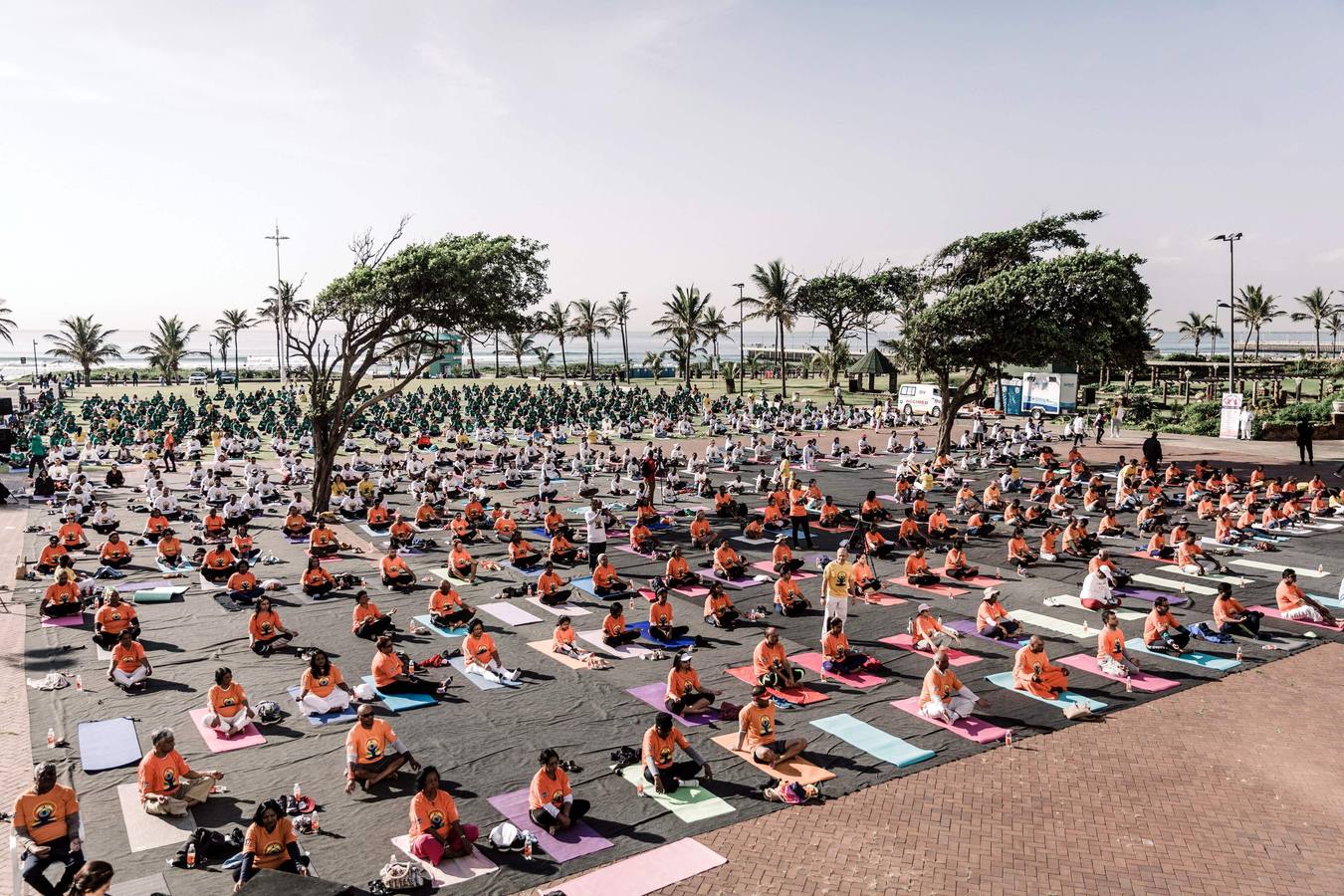 Un gran número de personas participa en la 6ª edición del Día del Yoga Los entusiastas del yoga de todo del mundo celebran este día practicando ejercicios y sesiones de respiración al aire libre para descubrir sus beneficios.