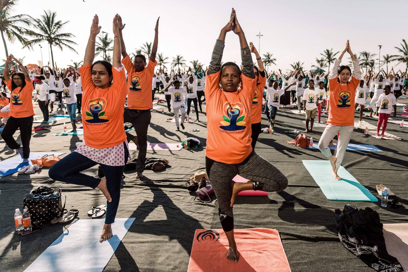 Un gran número de personas participa en la 6ª edición del Día del Yoga Los entusiastas del yoga de todo del mundo celebran este día practicando ejercicios y sesiones de respiración al aire libre para descubrir sus beneficios.