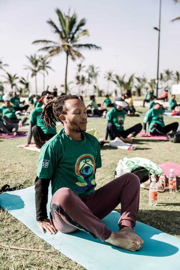 Un gran número de personas participa en la 6ª edición del Día del Yoga Los entusiastas del yoga de todo del mundo celebran este día practicando ejercicios y sesiones de respiración al aire libre para descubrir sus beneficios.