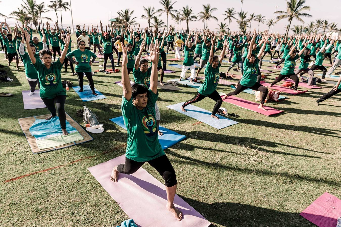 Un gran número de personas participa en la 6ª edición del Día del Yoga Los entusiastas del yoga de todo del mundo celebran este día practicando ejercicios y sesiones de respiración al aire libre para descubrir sus beneficios.