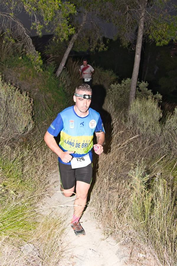 El atleta del Fondistas de Yecla gana en la prueba de 21 kilómetros con un tiempo de 1:49:14, por los 2:06:08 de la corredora del Espuña Trail