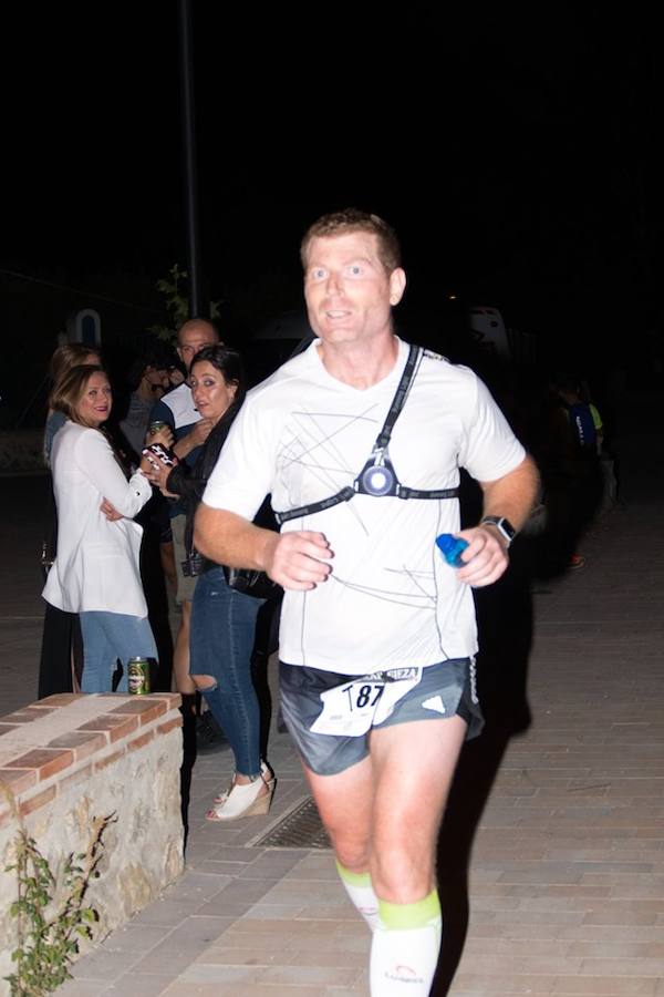 El atleta del Fondistas de Yecla gana en la prueba de 21 kilómetros con un tiempo de 1:49:14, por los 2:06:08 de la corredora del Espuña Trail