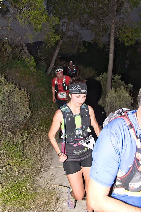 El atleta del Fondistas de Yecla gana en la prueba de 21 kilómetros con un tiempo de 1:49:14, por los 2:06:08 de la corredora del Espuña Trail