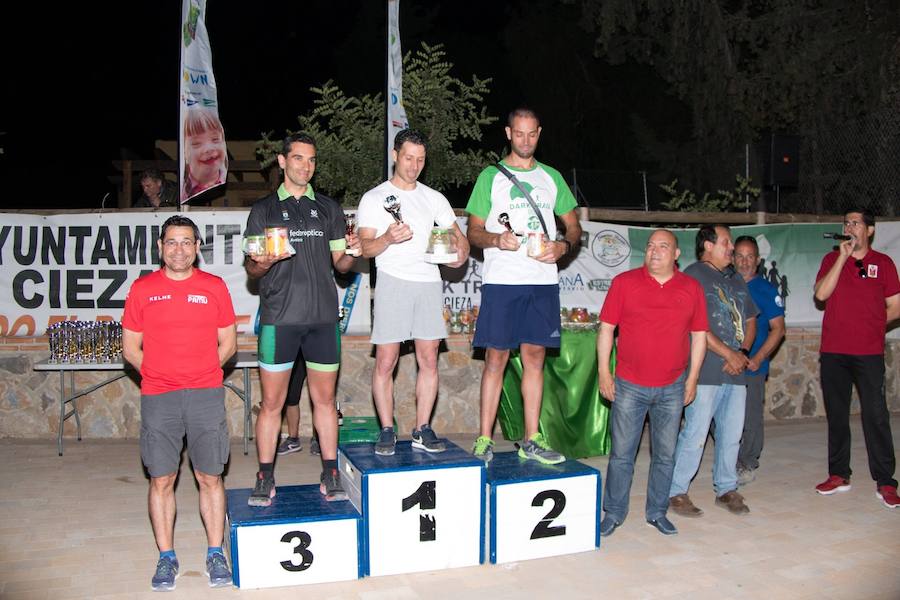 El atleta del Fondistas de Yecla gana en la prueba de 21 kilómetros con un tiempo de 1:49:14, por los 2:06:08 de la corredora del Espuña Trail