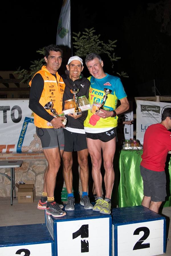 El atleta del Fondistas de Yecla gana en la prueba de 21 kilómetros con un tiempo de 1:49:14, por los 2:06:08 de la corredora del Espuña Trail