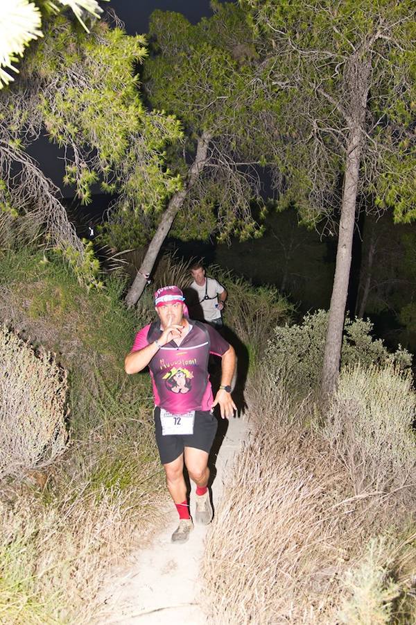 El atleta del Fondistas de Yecla gana en la prueba de 21 kilómetros con un tiempo de 1:49:14, por los 2:06:08 de la corredora del Espuña Trail