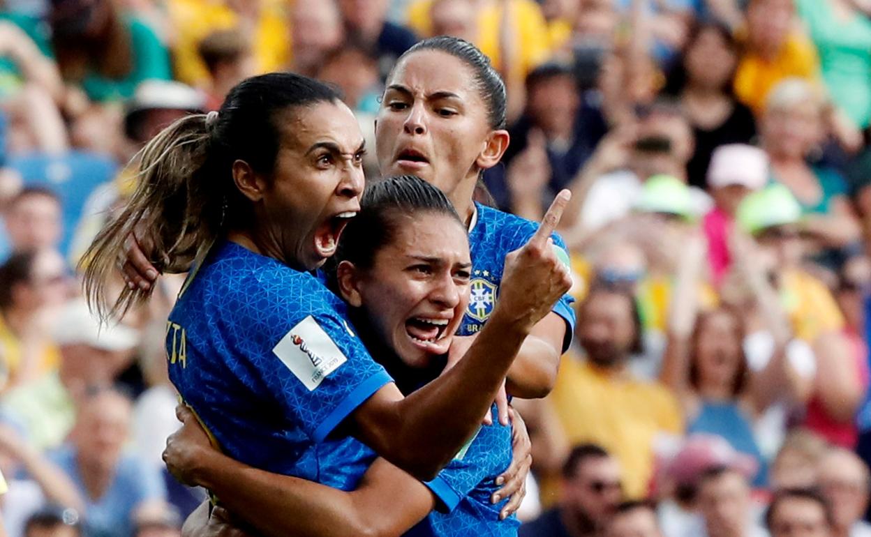 Brasil e Italia, reyes del fútbol masculino, saborean el fervor del femenino