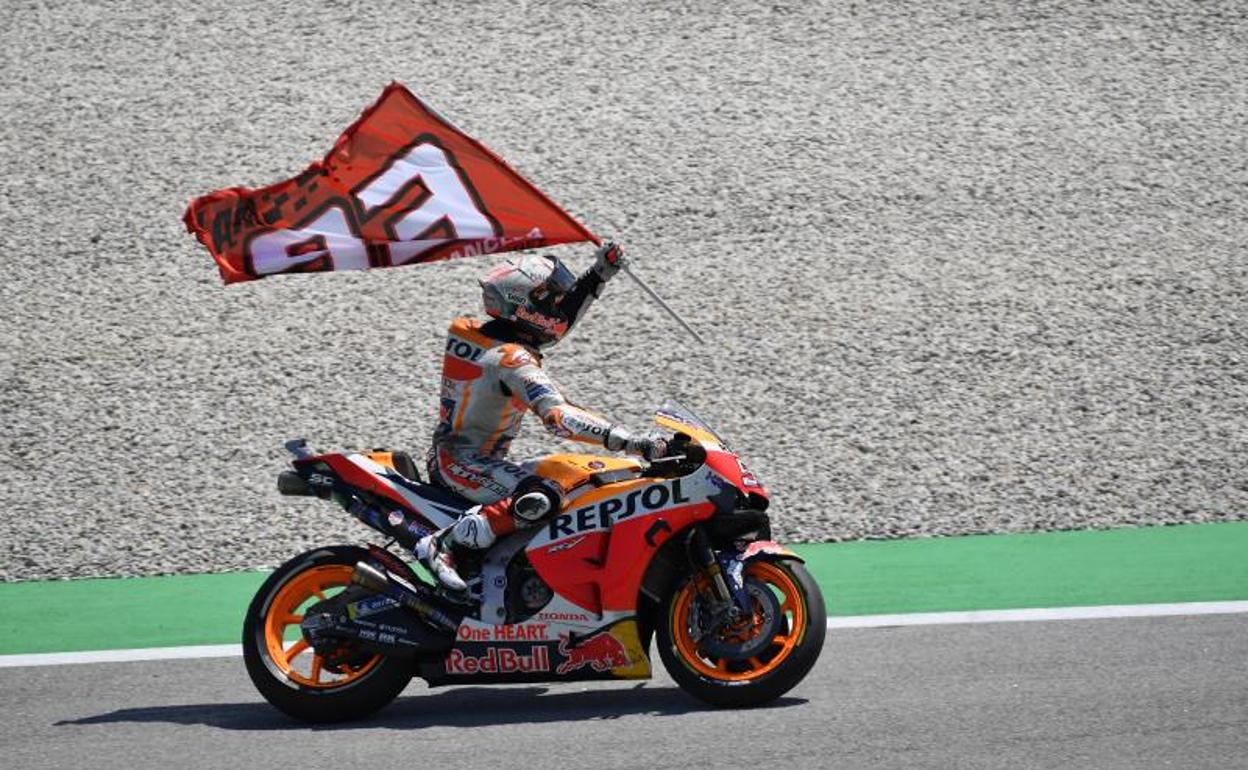 Marc Márquez, celebrando su victoria en Montmeló. 