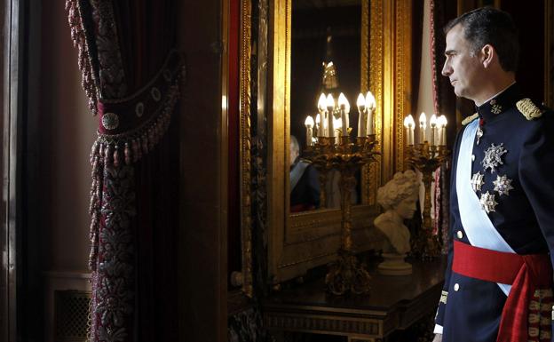 Felipe VI se dispone a salir al balcón del Palacio Real de Madrid para saludar el día de su proclamación. 
