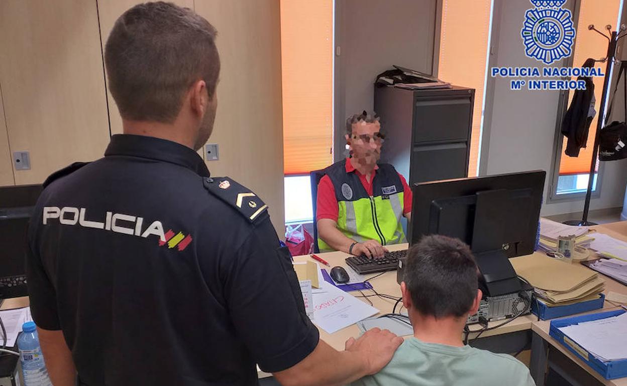 Varios agentes de la Policía Nacional trabajan en la operación desarrollada en Lorca.