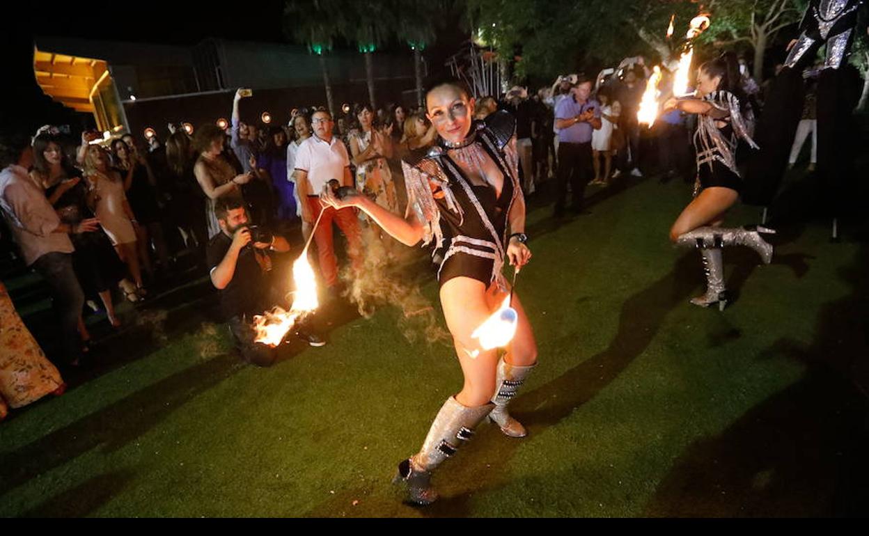 Malabares con fuego durante la celebración de la fiesta Hello Summer, en los jardines Promenade.