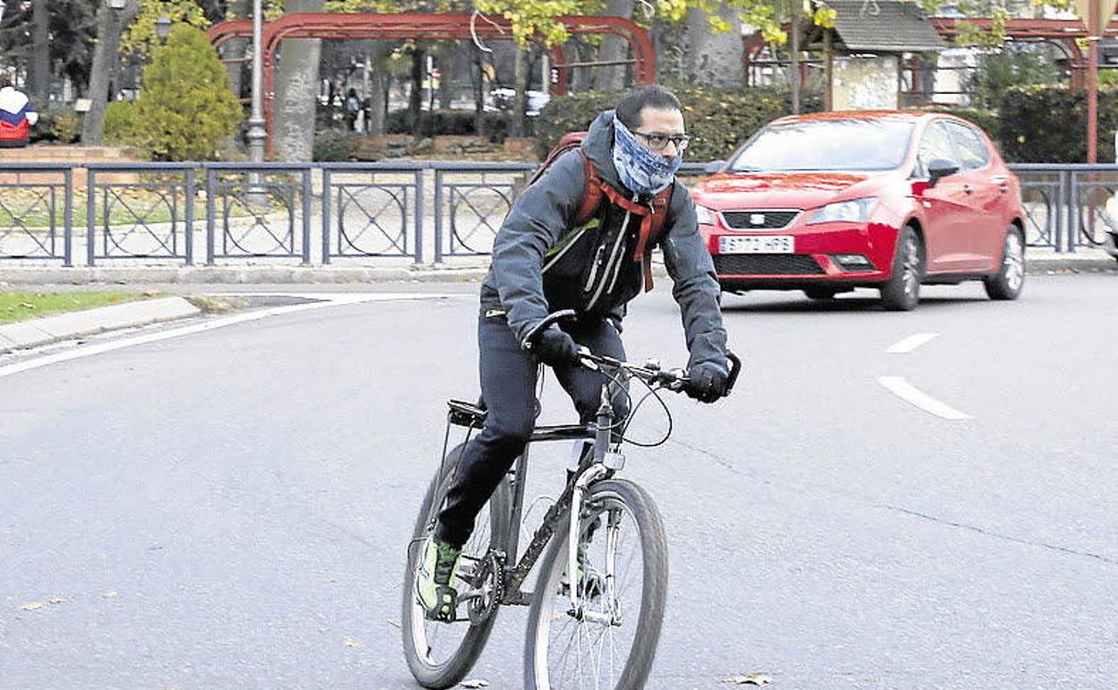 Menos del 40% de los conductores recuerda haber visto al ciclista que adelantaron en ciudad
