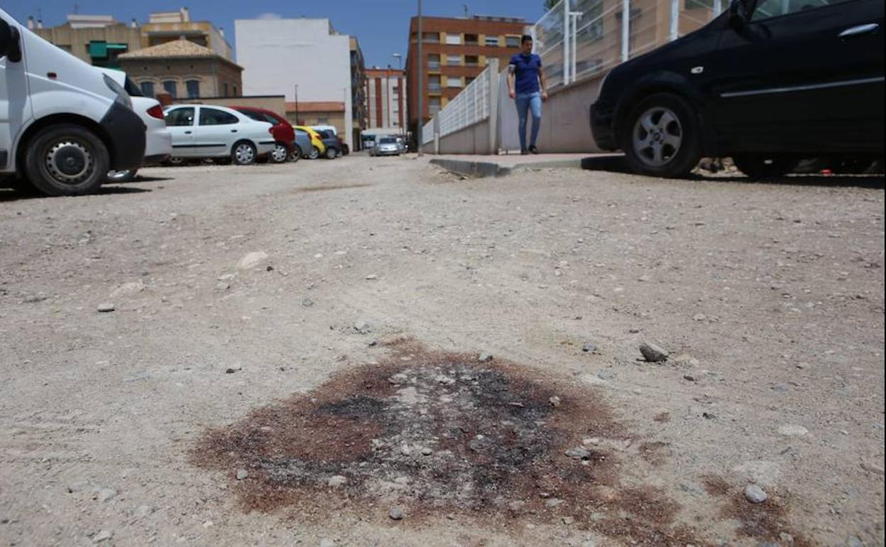 El charco de sangre que dejó el hombre fallecido el pasado jueves en Lorca.