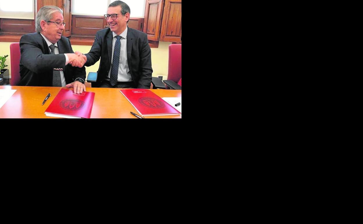 José Fuertes y José Luján firman el acuerdo de colaboración. 
