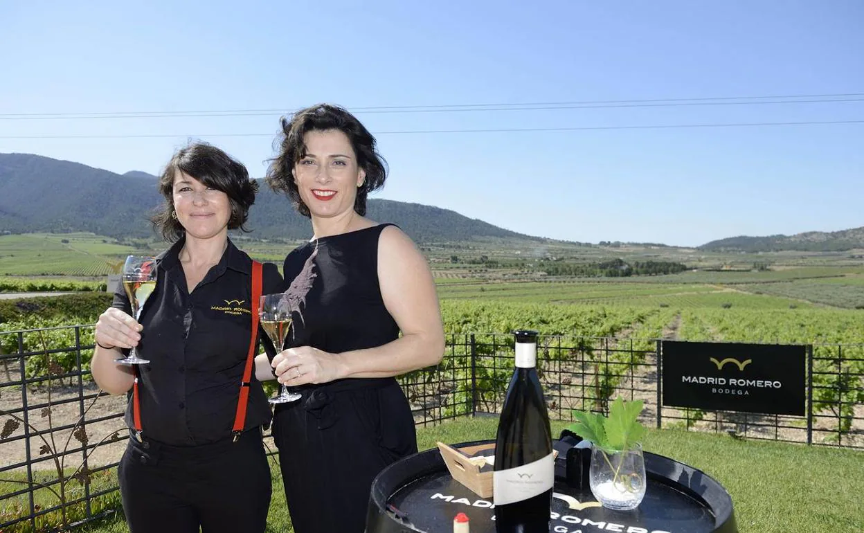 Noelia Rodríguez, directora de Enoturismo, y Rosana Madrid, enóloga e impulsora del proyecto, durante el vino de bienvenida ante los viñedos de la bodega, en el valle de la Hoya del Carche. 