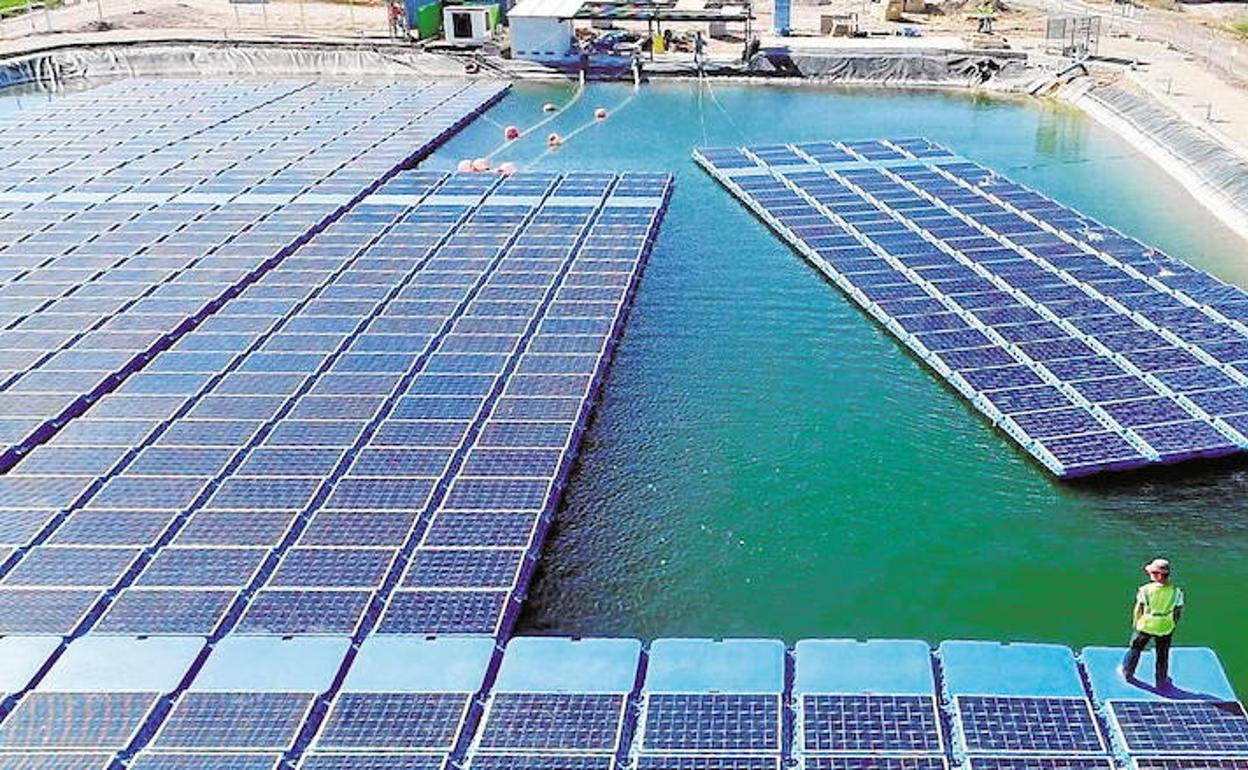 Planta flotante con generadores fotovoltaicos en Lorca