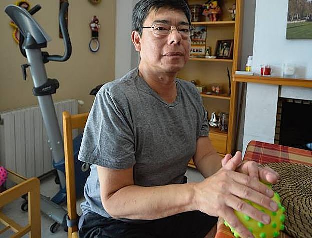 Víctor Sulem, ejercitando las extremidades con una pelota.