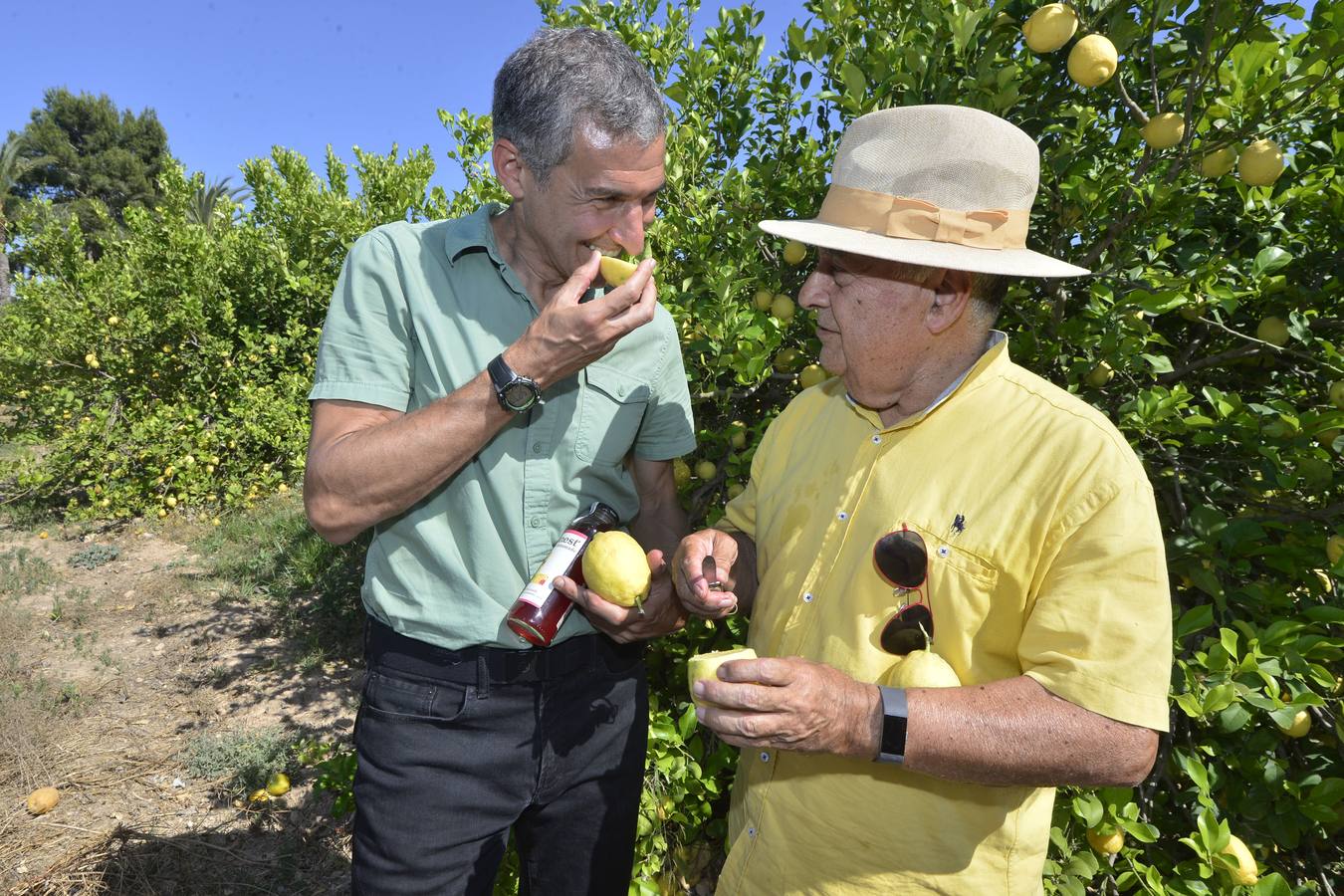 El fundador de la firma de tés ecológicos visitó sobre el terreno, en Cartagena y Santomera, las dos fincas que suministrarán la materia prima a la multinacional