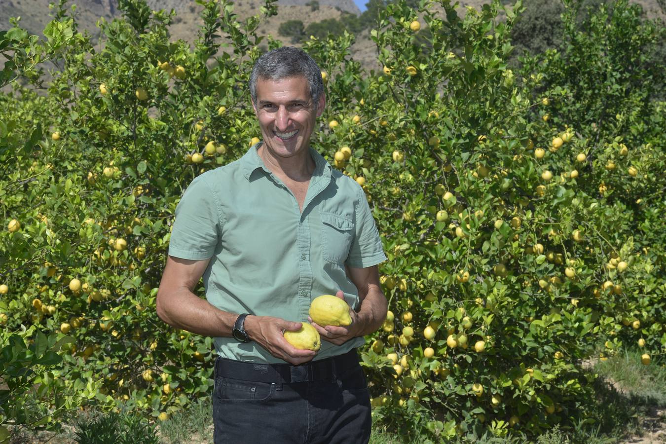 El fundador de la firma de tés ecológicos visitó sobre el terreno, en Cartagena y Santomera, las dos fincas que suministrarán la materia prima a la multinacional