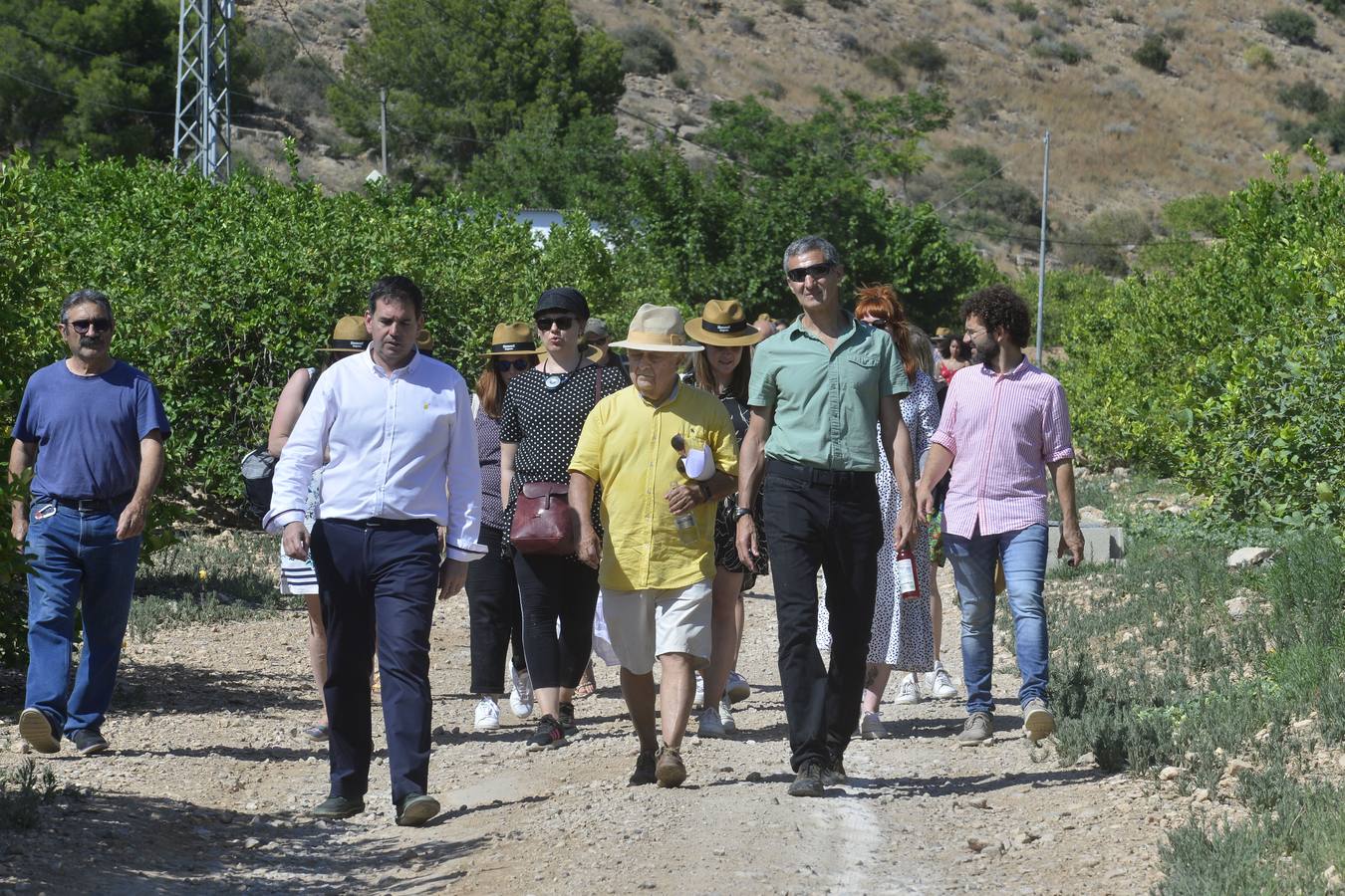 El fundador de la firma de tés ecológicos visitó sobre el terreno, en Cartagena y Santomera, las dos fincas que suministrarán la materia prima a la multinacional