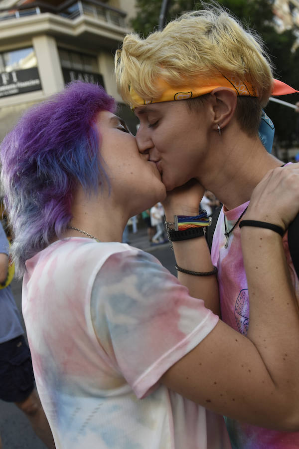 El centro la capital vuelve a teñirse de color para visibilizar las reivindicaciones del colectivo LGTBI+