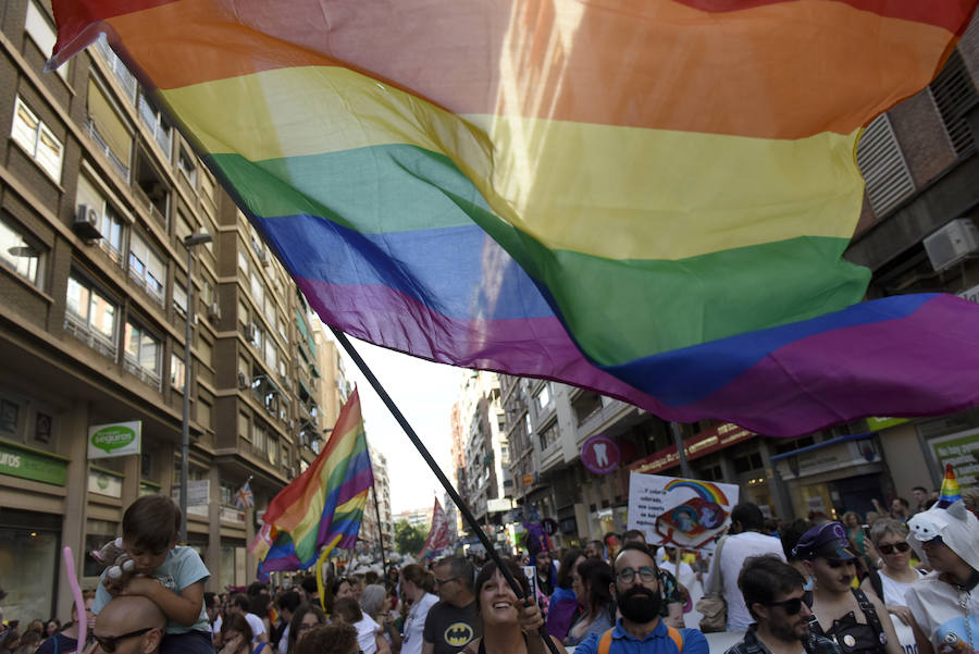 El centro la capital vuelve a teñirse de color para visibilizar las reivindicaciones del colectivo LGTBI+