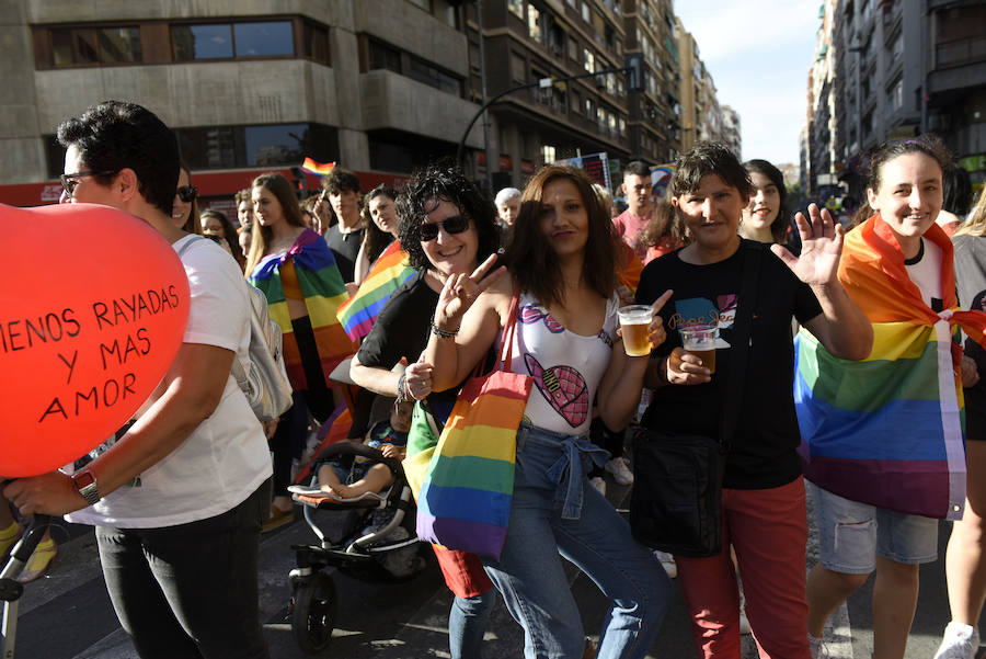 El centro la capital vuelve a teñirse de color para visibilizar las reivindicaciones del colectivo LGTBI+