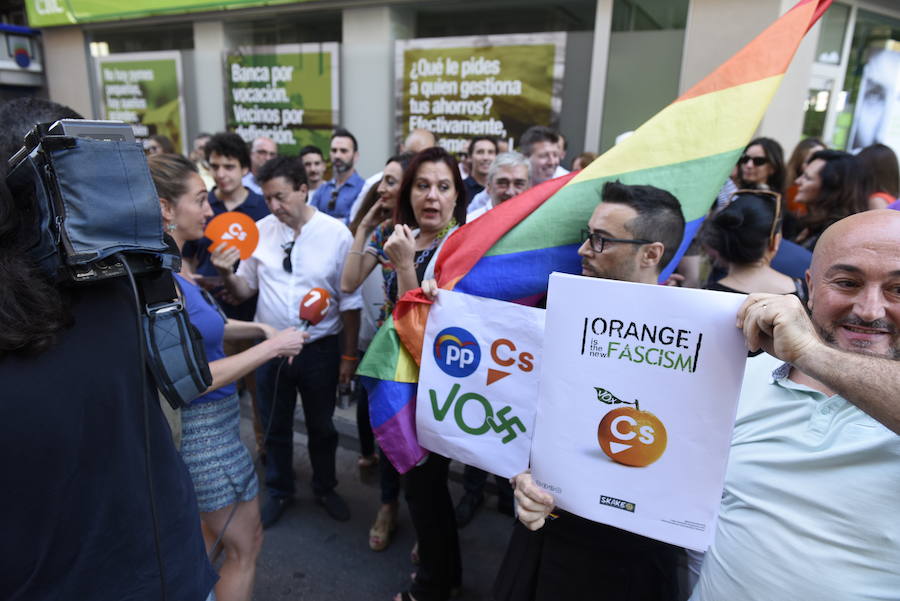 El centro la capital vuelve a teñirse de color para visibilizar las reivindicaciones del colectivo LGTBI+