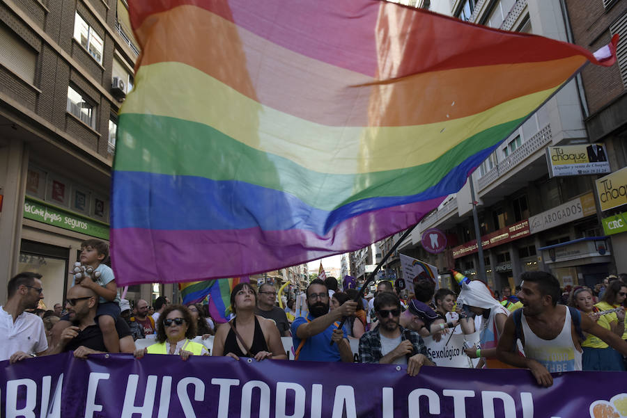 El centro la capital vuelve a teñirse de color para visibilizar las reivindicaciones del colectivo LGTBI+
