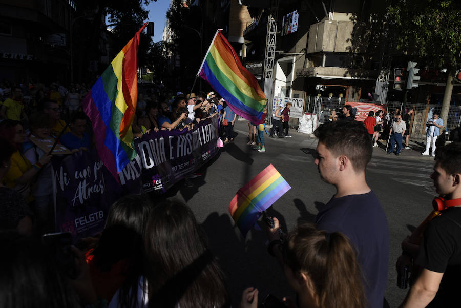 El centro la capital vuelve a teñirse de color para visibilizar las reivindicaciones del colectivo LGTBI+