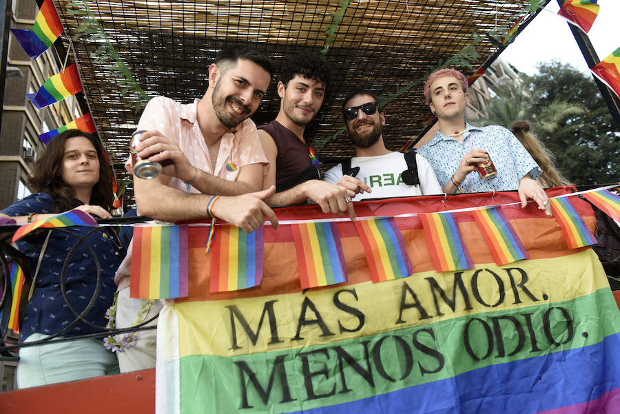 El centro la capital vuelve a teñirse de color para visibilizar las reivindicaciones del colectivo LGTBI+