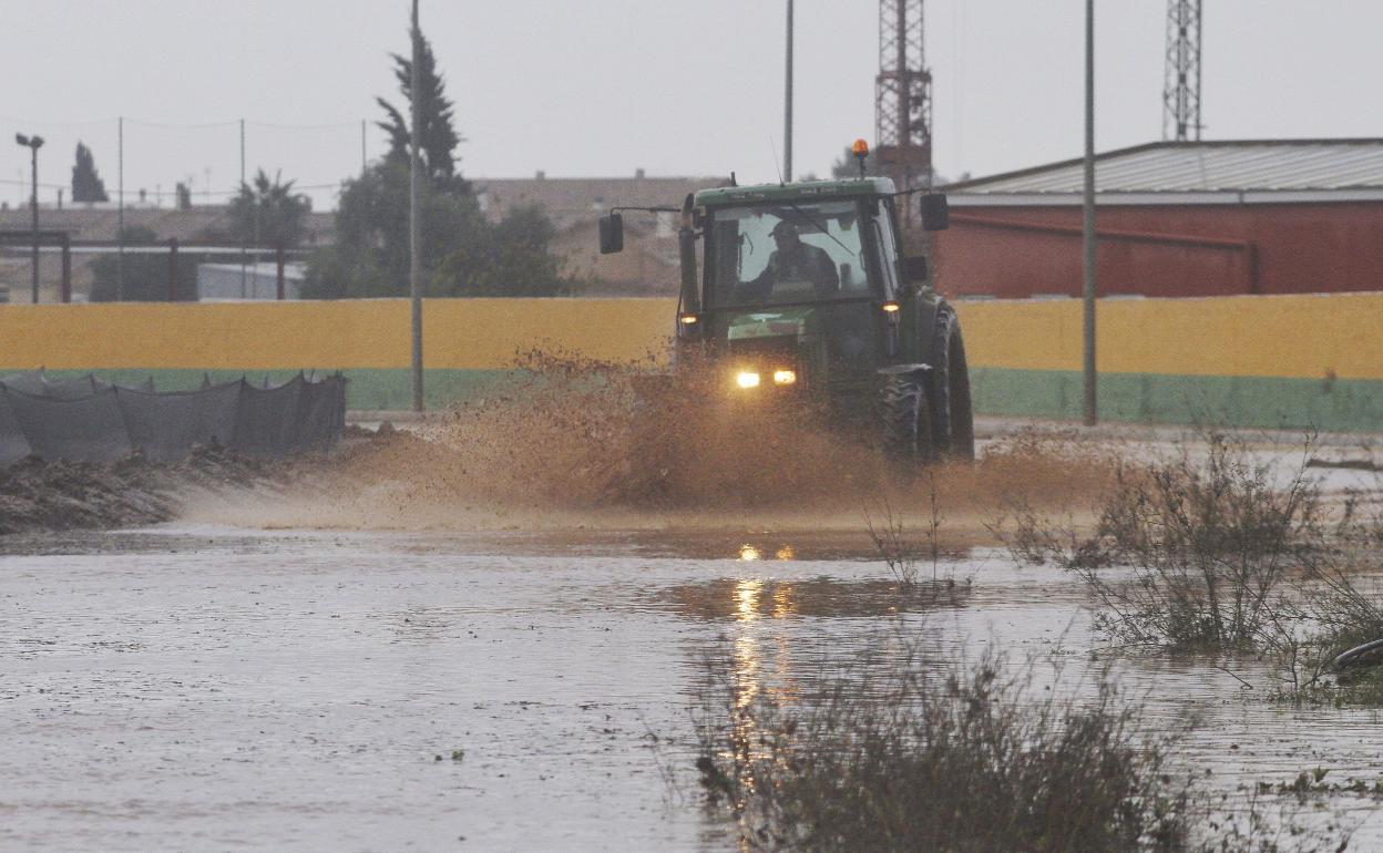 Imagen de archivo de la carretera de El Albujón a La Aljorra inundada por la lluvia. 