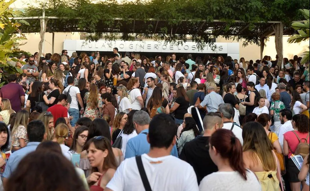 Aspirantes a las puertas de una de las sedes, en el campus de Espinardo.